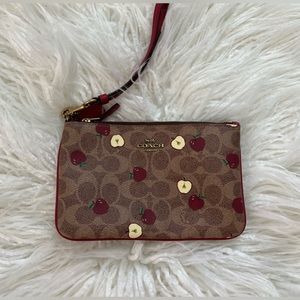 COACH Corner Zip Apple Wristlet | NWT
